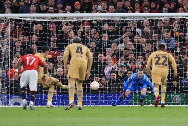 Fußball UEFA-Europa-League-Achtelfinale Manchester United gegen FC Barcelona 23. Februar 2023 UEFA-Europa-League-Achtelfinale Manchester United gegen FC Barcelona Manchester Uniteds Torhüter David de Gea sieht zu, wie Robert Lewandowski vom Elfmeterpunkt aus das erste Tor seiner Mannschaft erzielt Foto Simon Stacpoole Abseits Manchester UK  Copyright: xSimonxStacpoolexOffside