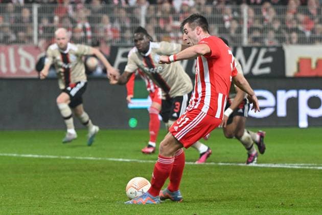 Football, men, season 2022 2023, Europa League, play offs to the round of 16, second leg , 1 FC Union Berlin Ajax Amsterdam, Robin Knoche 1 FC Union Berlin scores the goal to 1 0 from a penalty kick , 23 02 2022, Copyright: xMatthiasxKochx