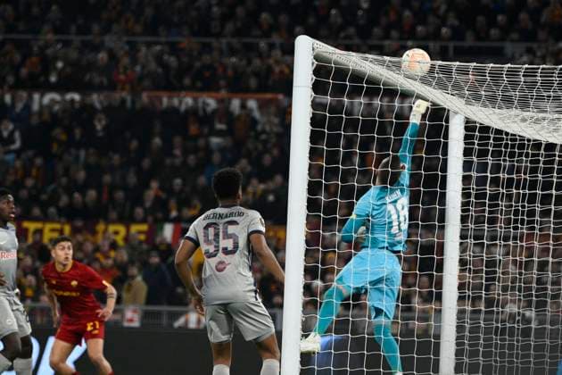 Foto Fabrizio Corradetti LaPresse 23 Febbraio 2023 - Roma, Italia - calcio - Roma vs Salisburgo - Uefa Europa League 2022 2023 - Stadio Olimpico. Nella foto: Philipp Kohn (FC Salzburg) respinge una conclusione di Paulo Dybala (AS Roma) Foto Fabrizio Corradetti LaPresse February 23, 2023 Rome, Italy - sport, soccer - Roma vs Salzburg - Uefa Europe League 2022 2023 - Olimpic Stadium. In the pic:  Copyright: xFabrizioxCorradetti LaPressex
