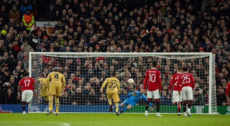 Football - UEFA Europa League - Play-Off 2nd Leg - Manchester United, ManU FC v FC Barcelona, Barca MANCHESTER, ENGLAND - Thursday, February 23, 2023: Manchester United s goalkeeper David de Gea is beaten as Barcelona s Robert Lewandowski scores the opening goal from a penalty kick during the UEFA Europa League Play-Off 2nd Leg game between Manchester United FC and FC Barcelona at Old Trafford. MANCHESTER Old Trafford GREATER MANCHESTER ENGLAND  Copyright: xDavidxRawcliffex P2023-02-23-Man_Utd_Barcelona-28