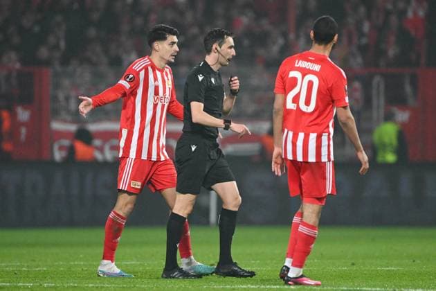 Football, men, season 2022 2023, Europa League, play offs to the round of 16, second leg , 1 FC Union Berlin Ajax Amsterdam, v l Diogo Leite 1 FC Union Berlin , referees Ricardo de Burgos and Aissa Laidouni 1 FC Union Berlin , 23 02 2022, Copyright: xMatthiasxKochx