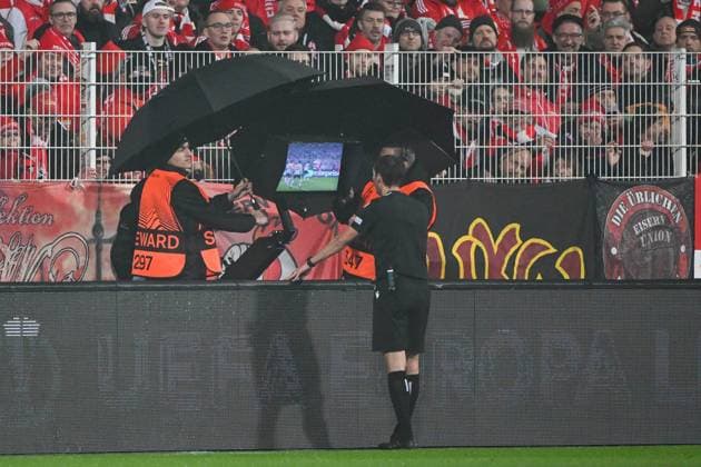 Football, Men, 2022 2023 season, Europa League, Play Offs to Round of 16, second leg , 1 FC Union Berlin Ajax Amsterdam, referee Ricardo de Burgos looks at video evidence VAR , 23 02 2022, Copyright: xMatthiasxKochx