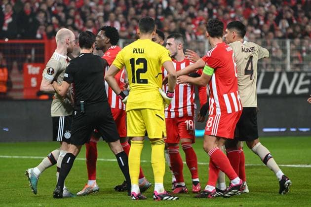 Football, men, season 2022 2023, Europa League, play offs to the round of 16, second leg , 1 FC Union Berlin Ajax Amsterdam, v l Davy Klaassen Ajax Amsterdam , Sheraldo Becker 1 FC Union Berlin , goalkeeper Geronimo Rulli Ajax Amsterdam , Josip Juranovic 1 FC Union Berlin , Rani Khedira 1 FC Union Berlin and Edson Alvarez Ajax Amsterdam , 23 02 2022, Copyright: xMatthiasxKochx