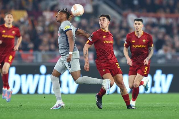 SOCCER - UEFA EL, Roma vs RBS ROME,ITALY,23.FEB.23 - SOCCER - UEFA Europa League, play off, AS Roma vs Red Bull Salzburg. Image shows Junior Adamu (RBS) and Paulo Dybala (Roma).  GEPAxpictures xDavidxGeieregger