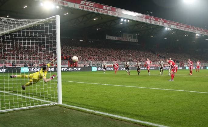 Robin Knoche penalty kick kicking to 1 0 against goalkeeper Geronimo Rulli Sports Football Soccer UEL UEFA Europa League Men season 2022 2023 23 02 2023 1 FC Union Berlin FCU vs Ajax Amsterdam DFL regulations prohibit any use of photographs as image sequences and or quasi video
