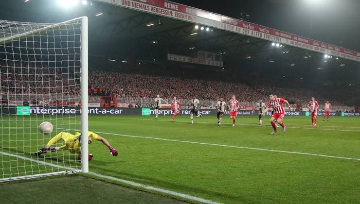Robin Knoche penalty kick kicking to 1 0 against goalkeeper Geronimo Rulli Sports Football Soccer UEL UEFA Europa League Men season 2022 2023 23 02 2023 1 FC Union Berlin FCU vs Ajax Amsterdam DFL regulations prohibit any use of photographs as image sequences and or quasi video
