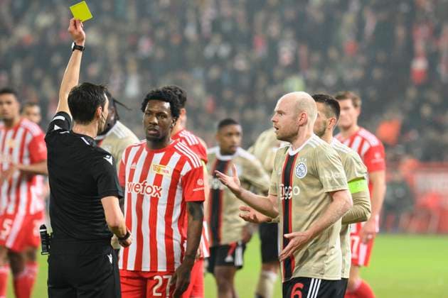 Yellow for Davy Klaassen Ajax Amsterdam, 06 , v l Sheraldo Becker 1 FC Union Berlin, 27 , Davy Klaassen Ajax Amsterdam, 06 , GER, 1 FC Union Berlin vs AFC Ajax Amsterdam, UEFA Europa League , Rückspiel, Saison Spielzeit 2022 2023, 23 02 2023, DFL REGULATES PROHIBIT ANY USE OF PHOTOGRAPHS AS IMAGE SEQUENCES AND OR QUASI VIDEO, GER, Berlin, 1 FC Union Berlin vs Ajax Amsterdam, UEFA Europa League , Rückckspiel, Saison Spielzeit 2022 2023, 23 02 2023, fcuafc, afc, Berlin Copyright: xUwexKoch Eibner-Pressefotox EP_UKH