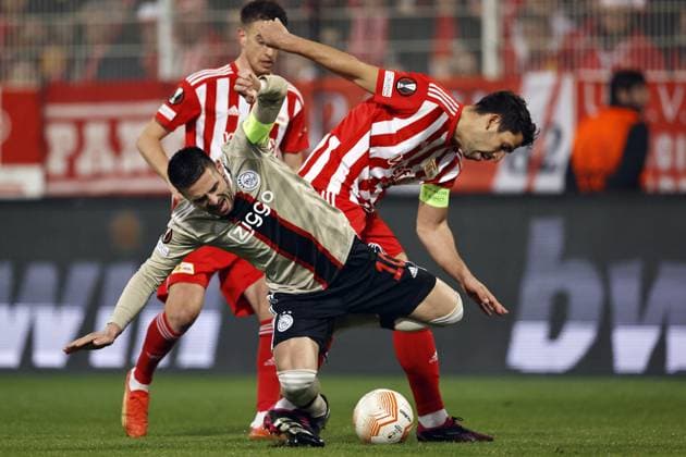 BERLIN - (l-r) Dusan Tadic of Ajax, Rani Khedira of 1. FC Union Berlin during the UEFA Europa league play-off match between FC Union Berlin and Ajax Amsterdam and at Stadion An der Alten Forsterei on February 23, 2023 in Berlin, Germany. ANP MAURICE VAN STONE 1. FC Union Berlin v AFC Ajax: Knockout Round Play-Off Leg Two - UEFA Europa League 2022 2023 xVIxANPxSportx xxANPxIVx 463455452 originalFilename: 463455452.jpg
