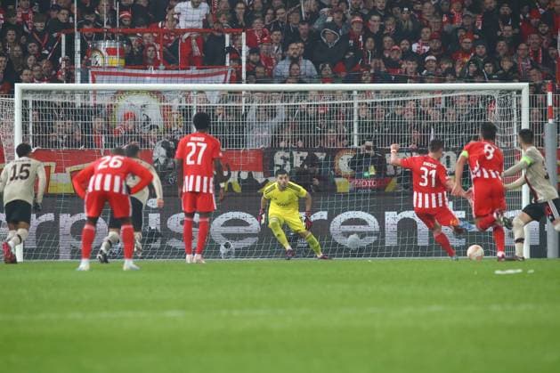 23 02 2023, xtgx, football Europa League 1 8 final, 1 FC Union Berlin Ajax Amsterdam emspor, v l Robin Knoche Union Berlin, 31 scores on penalty kick to 1 0 DFL DFB REGULATIONS PROHIBIT ANY USE OF PHOTOGRAPHS as IMAGE SEQUENCES and or QUASI VIDEO Stadion an der Alten Foersterei