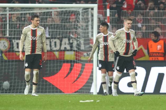 23 02 2023, xtgx, Football Europa League 1 8 Final, 1 FC Union Berlin Ajax Amsterdam emspor, v l Jurrien Timber Ajax Amsterdam, 2 , Edson Alvarez Ajax Amsterdam, 4 , Davy Klaassen Ajax Amsterdam, 6 disappointed, looks disappointed, dejected DFL DFB REGULATES PROHIBIT ANY USE OF PHOTOGRAPHS as IMAGE SEQUENCES and or QUASI VIDEO Stadion an der Alten Foersterei