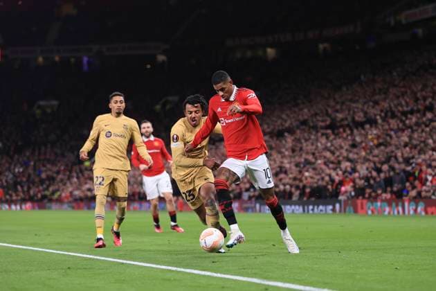Fußball UEFA Europa League Achtelfinale Manchester United gegen FC Barcelona 23. Februar 2023 UEFA Europa League Achtelfinale Manchester United gegen FC Barcelona Marcus Rashford von Manchester United unter Druck von Jules Kounde von Barcelona Foto Simon Stacpoole Abseits Manchester UK  Copyright: xSimonxStacpoolexOffside
