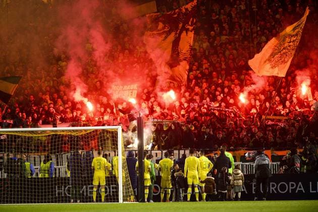 Deception des joueurs de Nantes devant les Supporters de Nantes - Fumigenes - Ambiance FOOTBALL : Nantes vs Juventus de Turin - Barrage retour Ligue Europa - 23 02 2023 JBAutissier Panoramic 