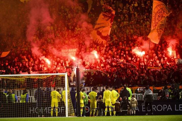 Deception des joueurs de Nantes devant les Supporters de Nantes - Fumigenes - Ambiance FOOTBALL : Nantes vs Juventus de Turin - Barrage retour Ligue Europa - 23 02 2023 JBAutissier Panoramic 