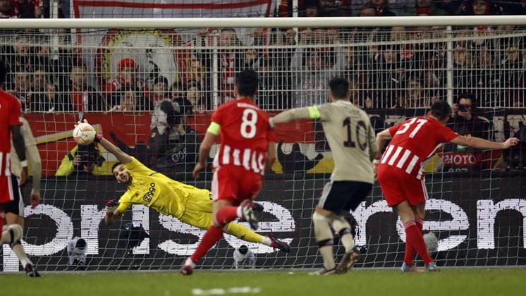 BERLIN - Robin Knoche of 1. FC Union Berlin scores the 1-0 (lr) Ajax goalkeeper Geronimo Rulli, Robin Knoche of 1. FC Union Berlin during the UEFA Europa league play-off match between FC Union Berlin and Ajax Amsterdam and in Stadion An der Alten Forsterei on February 23, 2023 in Berlin, Germany. ANP MAURICE VAN STONE 1. FC Union Berlin v AFC Ajax: Knockout Round Play-Off Leg Two - UEFA Europa League 2022 2023 xVIxANPxSportx xxANPxIVx 463456068 originalFilename: 463456068.jpg