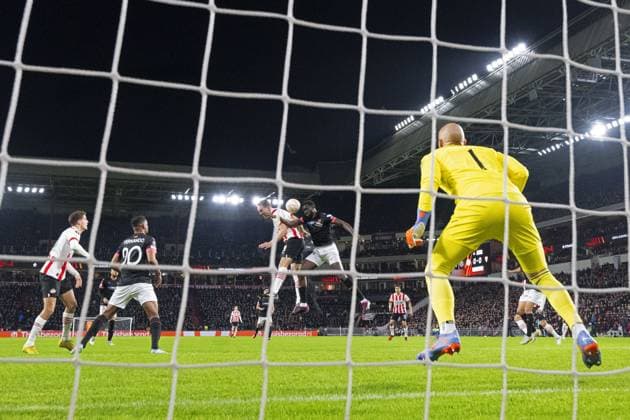 EINDHOVEN - Luuk de Jong buys on goal from Marko Dmitrovic of Sevilla during the UEFA Europa league play-off match between PSV Eindhoven and Sevilla FC at Phillips stadium on February 23, 2023 in Eindhoven, Netherlands. ANP OLAF KRAAK PSV Eindhoven v Sevilla FC: Knockout Round Play-Off Leg Two - UEFA Europa League 2022 2023 xVIxANPxSportx xxANPxIVx 463456245 originalFilename: 463456245.jpg