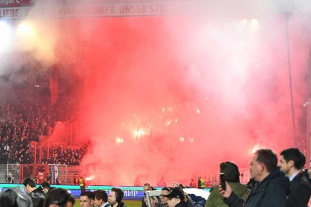 Football, men, season 2022 2023, Europa League, play offs to the round of 16, second leg , 1 FC Union Berlin Ajax Amsterdam, The fans of Ajax Amsterdam zuenden Bengalos, pyro, pyrotechnics, Leuchtkoerper, smoke bombs , 23 02 2022, Copyright: xMatthiasxKochx