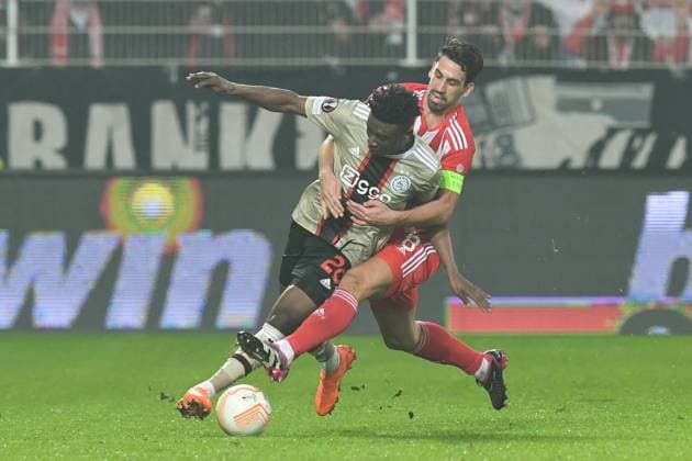 Football, men, season 2022 2023, Europa League, play offs to the round of 16, second leg , 1 FC Union Berlin Ajax Amsterdam, v l Mohammed Kudus Ajax Amsterdam and Rani Khedira 1 FC Union Berlin in duel , 23 02 2022, Copyright: xMatthiasxKochx