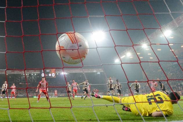 Football, men, season 2022 2023, Europa League, play offs to the round of 16, second leg , 1 FC Union Berlin Ajax Amsterdam, Robin Knoche 1 FC Union Berlin scores the goal to 1 0 on a penalty kick , 23 02 2022, Copyright: xMatthiasxKochx