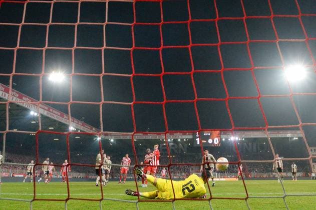 Football, men, season 2022 2023, Europa League, play offs to the round of 16, second leg , 1 FC Union Berlin Ajax Amsterdam, Josip Juranovic 1 FC Union Berlin scores the goal to 1 0 on a handball penalty , 23 02 2022, Copyright: xMatthiasxKochx