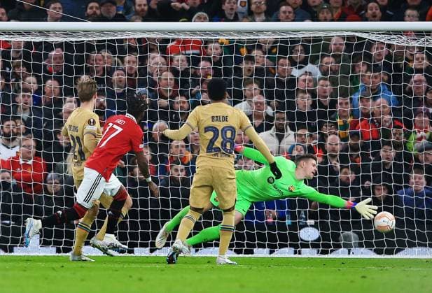 Sport Bilder des Tages Mandatory Credit: Photo by Matt West Shutterstock (13775740ab) Fred of Manchester United, ManU scores a goal to make it 1-1 Manchester United v Barcelona, UEFA Europa League, Play-Off Round, Second Leg, Football, Old Trafford, Manchester, UK - 23 Feb 2023 EDITORIAL USE ONLY No use with unauthorised audio, video, data, fixture lists, club league logos or live services. Online in-match use limited to 120 images, no video emulation. No use in betting, games or single club league player publications. Manchester United v Barcelona, UEFA Europa League, Play-Off Round, Second Leg, Football, Old Trafford, Manchester, UK - 23 Feb 2023 EDITORIAL USE ONLY No use with unauthorised audio, video, data, fixture lists, club league logos or live services. Online in-match use limited to 120 images, no video emulation. No use in betting, games or single club league player publications.  Copyright: xMattxWest Shutterstockx 13775740ab