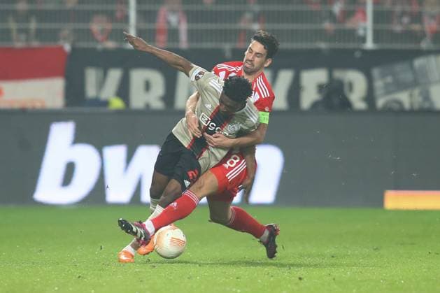 23 02 2023, xtgx, football Europa League 1 8 final, 1 FC Union Berlin Ajax Amsterdam emspor, v l Mohammed Kudus Ajax Amsterdam, 20 , Rani Khedira Union Berlin, 8 duel, duel, fight, tackle DFL DFB REGULATIONS PROHIBIT ANY USE OF PHOTOGRAPHS as IMAGE SEQUENCES and or QUASI VIDEO Stadion an der Alten Foersterei