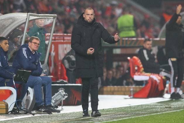 23 02 2023, xtgx, football Europa League 1 8 final, 1 FC Union Berlin Ajax Amsterdam emspor, v l Johnny Heitinga Ajax Amsterdam, coach gives instructions, gestures with arms, gesticulate, gives instructions DFL DFB REGULATIONS PROHIBIT ANY USE OF PHOTOGRAPHS as IMAGE SEQUENCES and or QUASI VIDEO Stadion an der Alten Foersterei