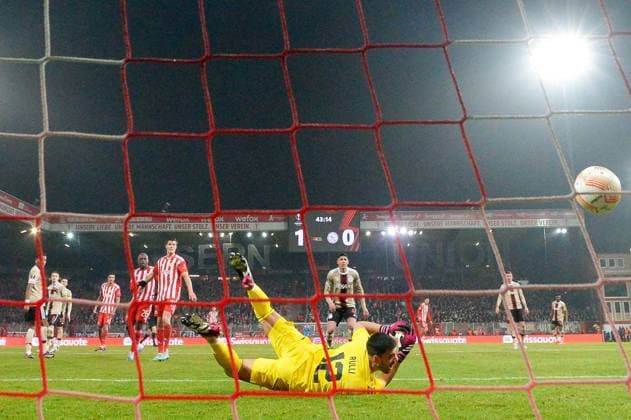Football, men, season 2022 2023, Europa League, play offs to the round of 16, second leg , 1 FC Union Berlin Ajax Amsterdam, Josip Juranovic 1 FC Union Berlin scores the goal to 1 0 on a handball penalty , 23 02 2022, Copyright: xMatthiasxKochx