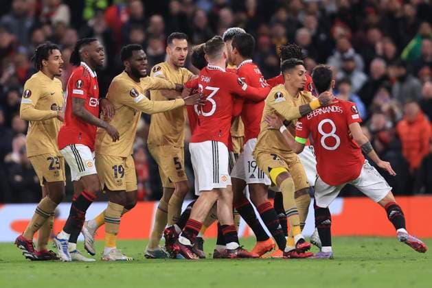 Fußball UEFA Europa League Achtelfinale Manchester United gegen FC Barcelona 23. Februar 2023 UEFA Europa League Achtelfinale Manchester United gegen FC Barcelona Raphinha von Barcelona versucht Bruno Fernandes von Manchester United zu beruhigen Foto Simon Stacpoole Abseits Manchester UK  Copyright: xSimonxStacpoolexOffside