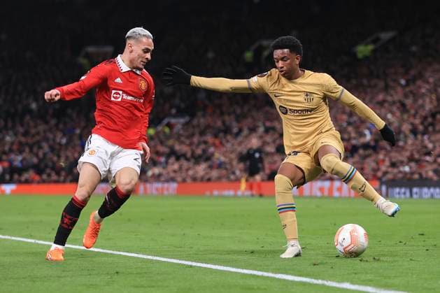 Fußball UEFA Europa League Achtelfinale Manchester United gegen FC Barcelona 23. Februar 2023 UEFA Europa League Achtelfinale Manchester United gegen FC Barcelona Alejandro Balde von Barcelona und Antony von Manchester United Foto Simon Stacpoole Abseits Manchester UK  Copyright: xSimonxStacpoolexOffside
