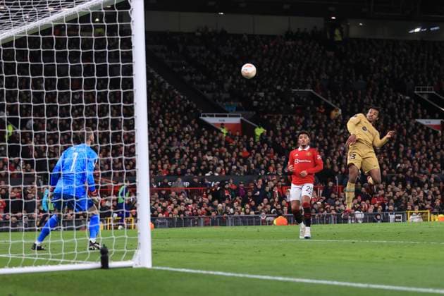 Fußball UEFA-Europa-League-Achtelfinale Manchester United gegen FC Barcelona 23. Februar 2023 UEFA-Europa-League-Achtelfinale Manchester United gegen FC Barcelona Manchester United-Torwart David de Gea pariert einen Kopfball von Jules Kounde (Barcelona) Foto Simon Stacpoole Abseits Manchester UK  Copyright: xSimonxStacpoolexOffside