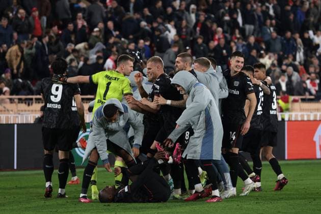 Sport Bilder des Tages Monaco, Monaco, 23rd February 2023. Moussa Diaby of Bayer Leverkusen is mobbed by team mates after scoring the winning penalty in the shoot out of the UEFA Europa League match at Stade Louis II, Monaco. Picture credit should read: Jonathan Moscrop Sportimage EDITORIAL USE ONLY. No use with unauthorised audio, video, data, fixture lists, club league logos or live services. Online in-match use limited to 120 images, no video emulation. No use in betting, games or single club league player publications. SPI-2233-0057