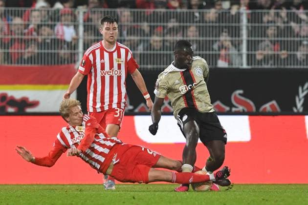 Football, men, season 2022 2023, Europa League, play offs to the round of 16, second leg , 1 FC Union Berlin Ajax Amsterdam, f l Morten Thorsby 1 FC Union Berlin , Robin Knoche 1 FC Union Berlin and Brian Brobbey Ajax Amsterdam in duel , 23 02 2022, Copyright: xMatthiasxKochx