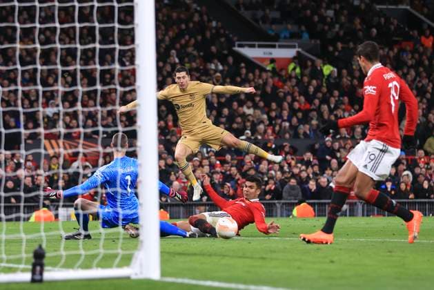 Fußball UEFA-Europa-League-Achtelfinale Manchester United gegen FC Barcelona 23. Februar 2023 UEFA-Europa-League-Achtelfinale Manchester United gegen FC Barcelona Raphael Varane von Manchester United klärt einen Schuss von Robert Lewandowski von Barcelona auf der Linie Foto Simon Stacpoole Abseits Manchester UK  Copyright: xSimonxStacpoolexOffside