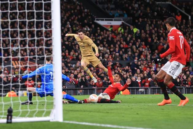 Fußball UEFA-Europa-League-Achtelfinale Manchester United gegen FC Barcelona 23. Februar 2023 UEFA-Europa-League-Achtelfinale Manchester United gegen FC Barcelona Raphael Varane von Manchester United klärt einen Schuss von Robert Lewandowski von Barcelona auf der Linie Foto Simon Stacpoole Abseits Manchester UK  Copyright: xSimonxStacpoolexOffside