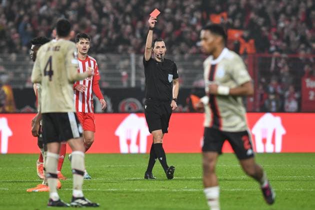 Football, men, 2022 2023 season, Europa League, Play Offs to the round of 16, second leg , 1 FC Union Berlin Ajax Amsterdam, referee Ricardo de Burgos shows Davy Klaassen Ajax Amsterdam the red card , 23 02 2022, Copyright: xMatthiasxKochx