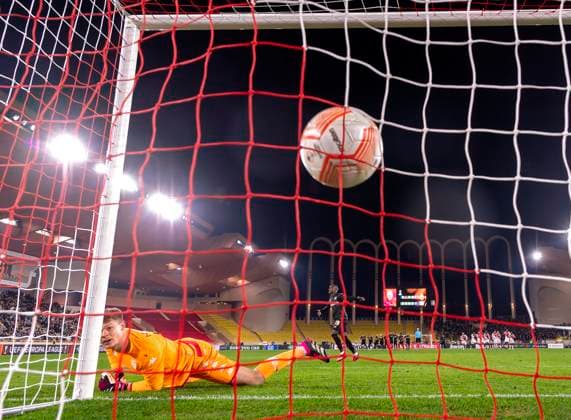 23 02 2023, Football UEFA Europa League 2022 2023, K o rounds play off second leg, AS Monaco Bayer 04 Leverkusen AS Monaco, Stade Louis II in Monaco penalty shootout, Moussa Diaby Leverkusen scores his decisive goal against goalkeeper Alexander Nübel Monaco DFL and DFB regulations prohibit any use of photographs as image sequences and or quasi video