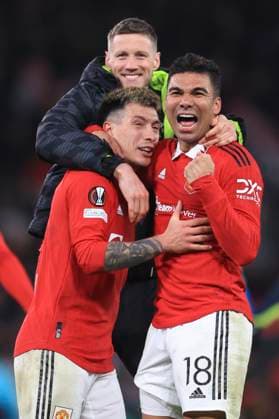 Fußball UEFA-Europa-League-Achtelfinale Manchester United gegen FC Barcelona 23. Februar 2023 UEFA-Europa-League-Achtelfinale Manchester United gegen FC Barcelona Lisandro Martinez von Manchester United, Wout Weghorst von Manchester United und Casemiro von Manchester United feiern den Sieg nach dem Spiel Foto Simon Stacpoole Abseits Manchester UK  Copyright: xSimonxStacpoolexOffside