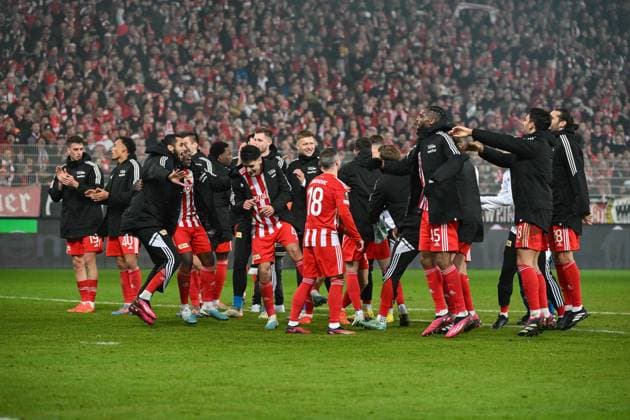 Football, men, season 2022 2023, Europa League, play offs to the round of 16, second leg , 1 FC Union Berlin Ajax Amsterdam, players of 1 FC Union Berlin final cheer, cheer after the 3 1 victory , 23 02 2022, Copyright: xMatthiasxKochx