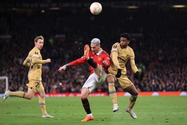 Fußball UEFA Europa League Achtelfinale 2. Spiel Manchester United gegen FC Barcelona 23. Februar 2023 UEFA Europa League Achtelfinale 2. Spiel Manchester United gegen FC Barcelona Antony von Manchester United und Jules Kounde von Barcelona Foto Simon Stacpoole Abseits Manchester UK  Copyright: xSimonxStacpoolexOffside