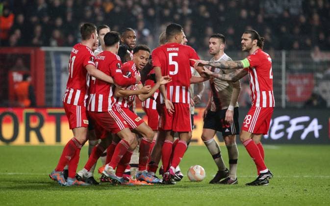 Rudelbildung Danilho Doekhi, Dusan Tadic, Christopher Trimmel Sport Fußball UEL UEFA Europa League Herren Saison 2022 2023 23 02 2023 1 FC Union Berlin FCU vs Ajax Amsterdam DFL regulations prohibit any use of photographs as image sequences and or quasi video