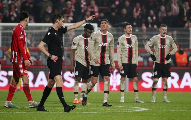 Referee Carlos Del Cerro Grande ESP red yellow card for Edson Alvarez Sport Football Soccer UEL UEFA Europa League Men Season 2022 2023 23 02 2023 1 FC Union Berlin FCU vs Ajax Amsterdam DFL regulations prohibit any use of photographs as image sequences and or quasi video