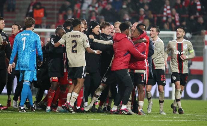 Zoff Rudelbildung nach Spielende, Jurrien Timber, Steven Bergwijn, Sheraldo Becker Sport Fußball UEL UEFA Europa League Herren Saison 2022 2023 23 02 2023 1 FC Union Berlin FCU vs Ajax Amsterdam DFL regulations prohibit any use of photographs as image sequences and or quasi video