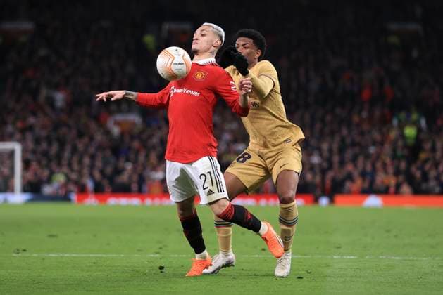 Fußball UEFA Europa League Achtelfinale 2. Spiel Manchester United gegen FC Barcelona 23. Februar 2023 UEFA Europa League Achtelfinale 2. Spiel Manchester United gegen FC Barcelona Antony von Manchester United und Jules Kounde von Barcelona Foto Simon Stacpoole Abseits Manchester UK  Copyright: xSimonxStacpoolexOffside