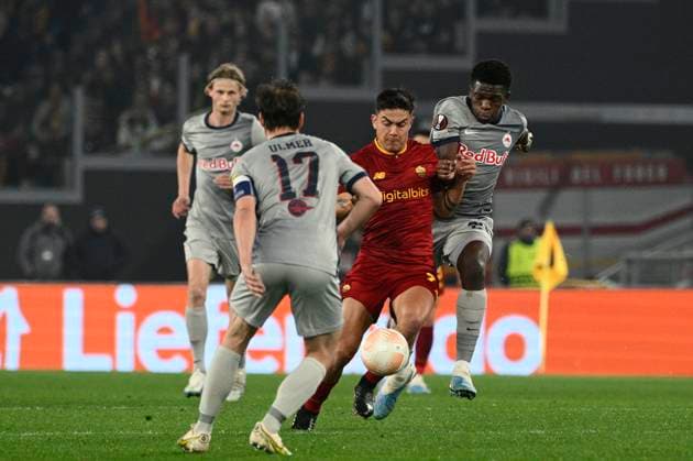 Foto Fabrizio Corradetti LaPresse 23 Febbraio 2023 - Roma, Italia - calcio - Roma vs Salisburgo - Uefa Europa League 2022 2023 - Stadio Olimpico. Nella foto: Paulo Dybala (AS Roma) Lucas Gourna-Douath (FC Salzburg) Foto Fabrizio Corradetti LaPresse February 23, 2023 Rome, Italy - sport, soccer - Roma vs Salzburg - Uefa Europe League 2022 2023 - Olimpic Stadium. In the pic: Paulo Dybala (AS Roma) Lucas Gourna-Douath (FC Salzburg)  Copyright: xFabrizioxCorradetti LaPressex