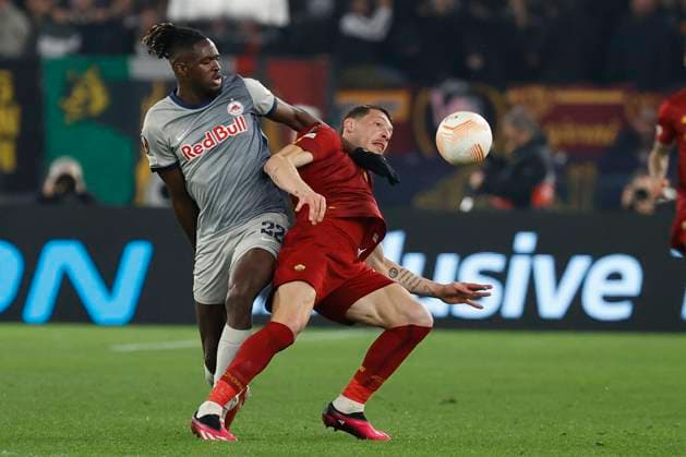 23rd February 2023, Stadio Olimpico, Rome, Italy; Europa League Football; Roma versus FC Red Bull Salzburg; Oumar Solet of Salzburg is beaten by Andrea Bellotti of AS Roma  ActionPlus12479538 NaFoto