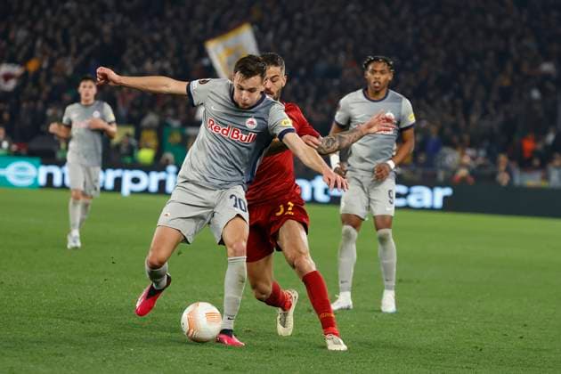 23rd February 2023, Stadio Olimpico, Rome, Italy; Europa League Football; Roma versus FC Red Bull Salzburg; Amar Dedic of Salzburg holds off the challenge from Leonardo Spinazzola of Roma  ActionPlus12479541 NaFoto