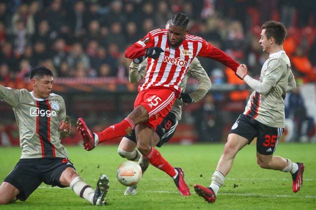 23 02 2023, xtgx, football Europa League 1 8 final, 1 FC Union Berlin Ajax Amsterdam emspor, v l Edson Alvarez Ajax Amsterdam, 4 , Kenneth Taylor Ajax Amsterdam, 8 , Jordan Siebatcheu Union Berlin, 45 , Francisco Conceicao Ajax Amsterdam, 35 duel, duel, fight, tackle DFL DFB REGULATIONS PROHIBIT ANY USE OF PHOTOGRAPHS as IMAGE SEQUENCES and or QUASI VIDEO Stadion an der Alten Foersterei