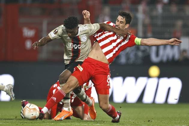 Sport Bilder des Tages BERLIN - (lr) Mohammed Kudus of Ajax, Rani Khedira of 1. FC Union Berlin during the UEFA Europa league play-off match between FC Union Berlin and Ajax Amsterdam and at Stadion An der Alten Forsterei on February 23, 2023 in Berlin, Germany. ANP MAURICE VAN STONE 1. FC Union Berlin v AFC Ajax: Knockout Round Play-Off Leg Two - UEFA Europa League 2022 2023 xVIxANPxSportx xxANPxIVx 463462802 originalFilename: 463462802.jpg