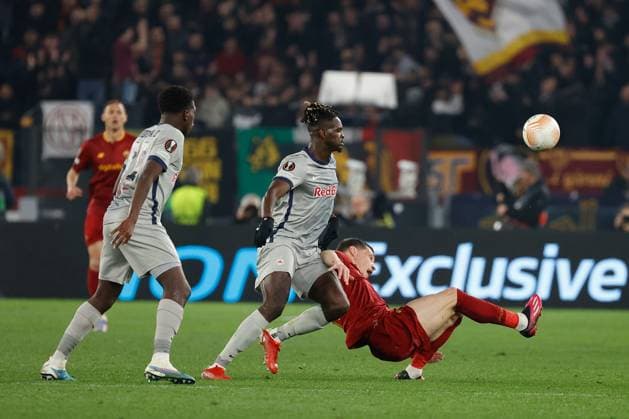 Oumar Solet of Salzburg Andrea Bellotti of AS Roma during AS Roma vs RB Salzburg, football Europa League match in Rome, Italy, February 23 2023  Copyright: xAgnxFoto LiveMediax xipa-agency.x xLivexMediax 0 IPA_IPA36305459