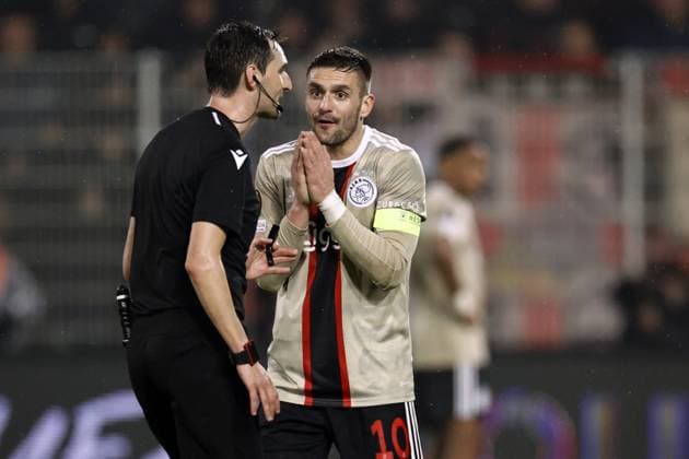BERLIN - (lr) Referee Carlos del Cerro Grande, Dusan Tadic of Ajax during the UEFA Europa league play-off match between FC Union Berlin and Ajax Amsterdam and at Stadion An der Alten Forsterei on February 23, 2023 in Berlin, Germany. ANP MAURICE VAN STONE 1. FC Union Berlin v AFC Ajax: Knockout Round Play-Off Leg Two - UEFA Europa League 2022 2023 xVIxANPxSportx xxANPxIVx 463463179 originalFilename: 463463179.jpg